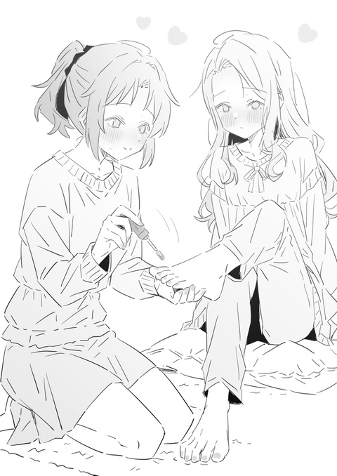 彼女にペディキュアを塗ってあげる